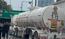 Pipa con Diesel queda atorada en bajo puente de Viaducto en CDMX |VIDEO