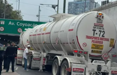 Pipa con Diesel queda atorada en bajo puente de Viaducto en CDMX |VIDEO