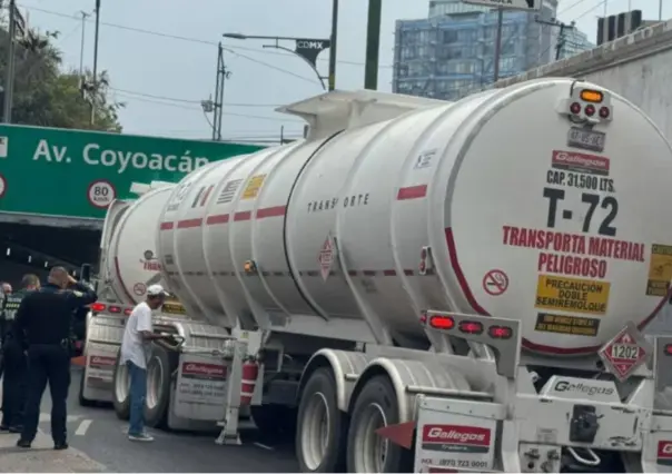 Pipa con Diesel queda atorada en bajo puente de Viaducto en CDMX |VIDEO