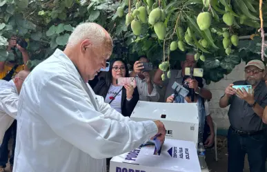 Víctor Castro vota y niega promoción de acordeones en Elecciones Judiciales de BCS