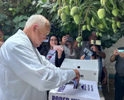 Víctor Castro vota y niega promoción de acordeones en Elecciones Judiciales de BCS