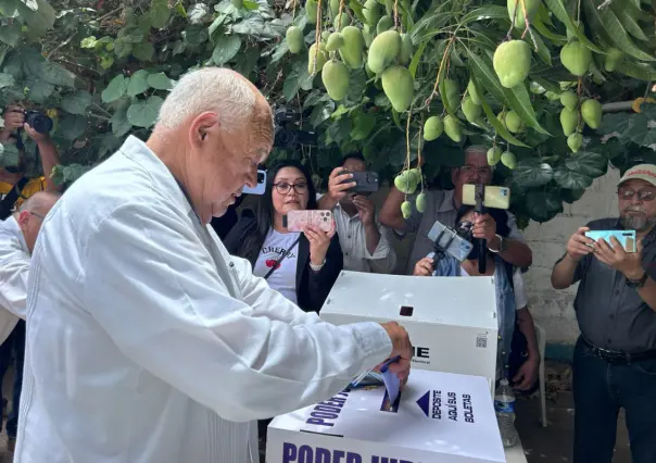 Víctor Castro vota y niega promoción de acordeones en Elecciones Judiciales de BCS