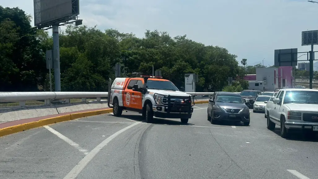 Volcadura de tráiler de cerveza en Guadalupe detiene el tráfico pero no hubo rapiña