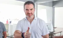 Acude Adrián de la Garza a votar en las elecciones del Poder Judicial en Monterrey