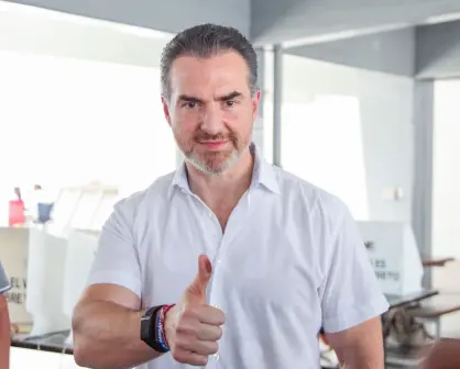 Acude Adrián de la Garza a votar en las elecciones del Poder Judicial en Monterrey