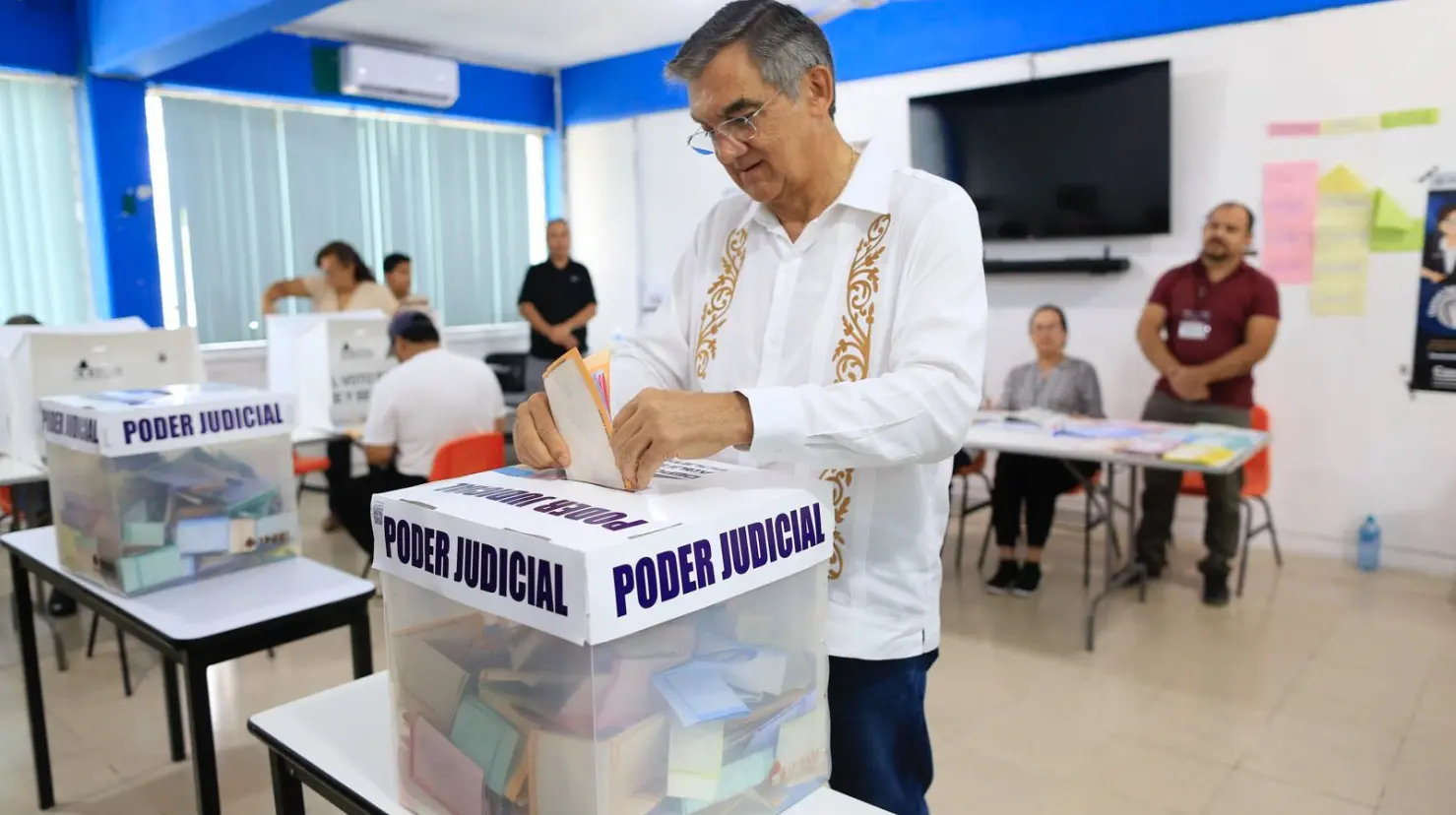 Acude Américo Villarreal con su familia a votar en elección judicial histórica en Tamaulipas