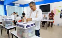 Acude Américo Villarreal con su familia a votar en elección judicial histórica en Tamaulipas