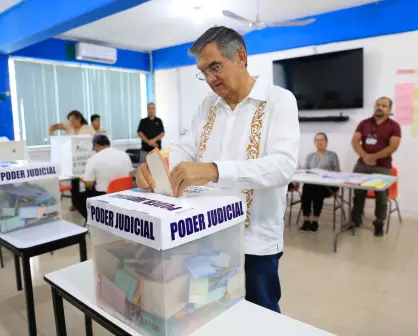 Acude Américo Villarreal con su familia a votar en elección judicial histórica en Tamaulipas