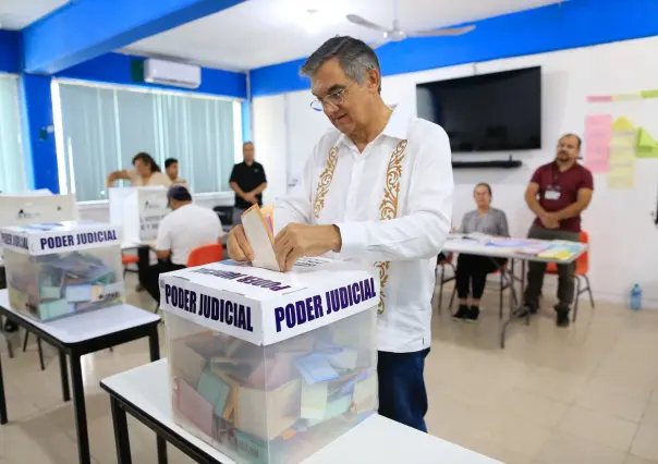 Acude Américo Villarreal con su familia a votar en elección judicial histórica en Tamaulipas