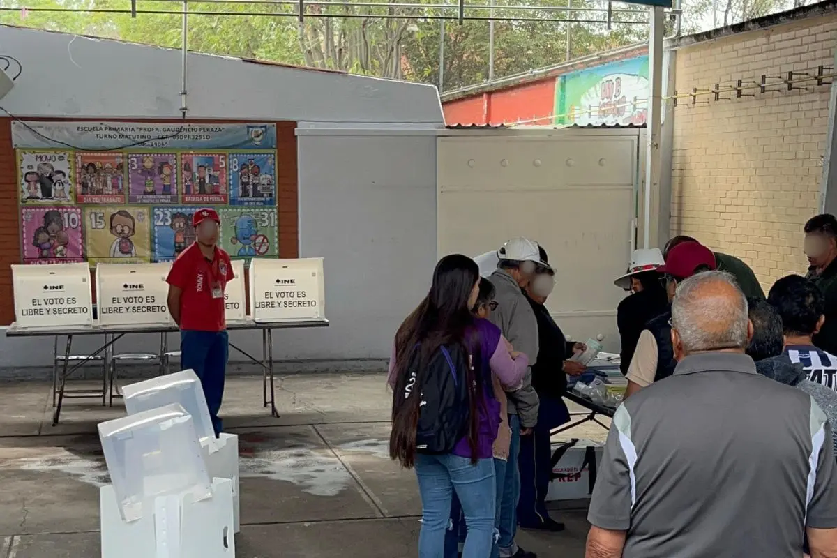 Persona emitiendo su voto. Foto: Mario Flores
