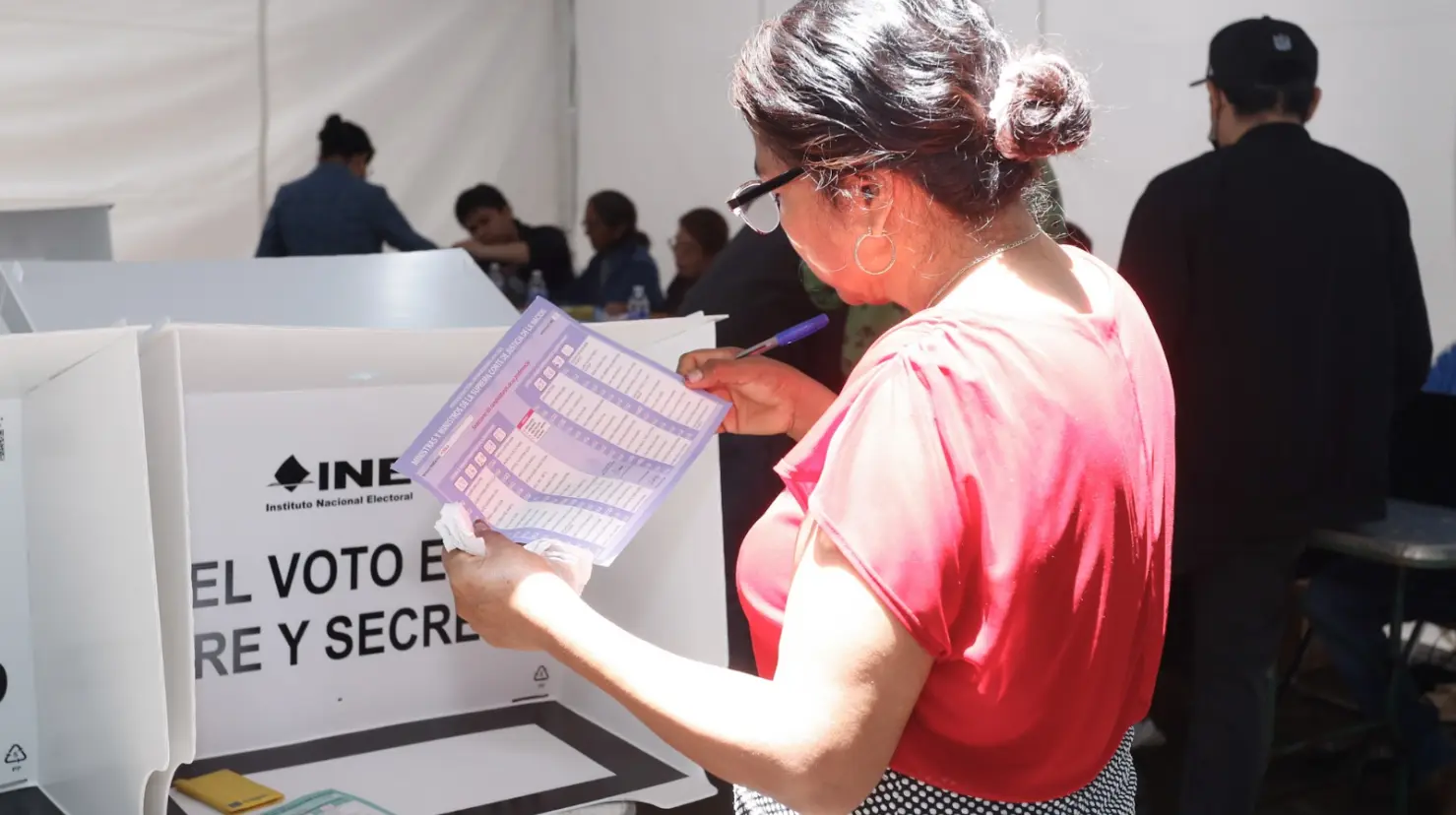 Roban boletas de casilla el sábado y las devuelven marcadas el domingo en Puebla. Foto: Carlos Rocha