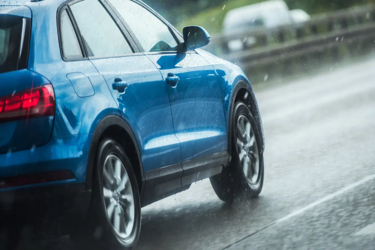 Mantener tu auto en óptimas condiciones en días de lluvia es fundamental para tu seguridad y la de otros conductores. Foto: Canva