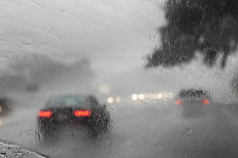 Durante la lluvia, es esencial cuidar tu vehículo adecuadamente para prevenir accidentes y garantizar un viaje seguro. Foto: Canva