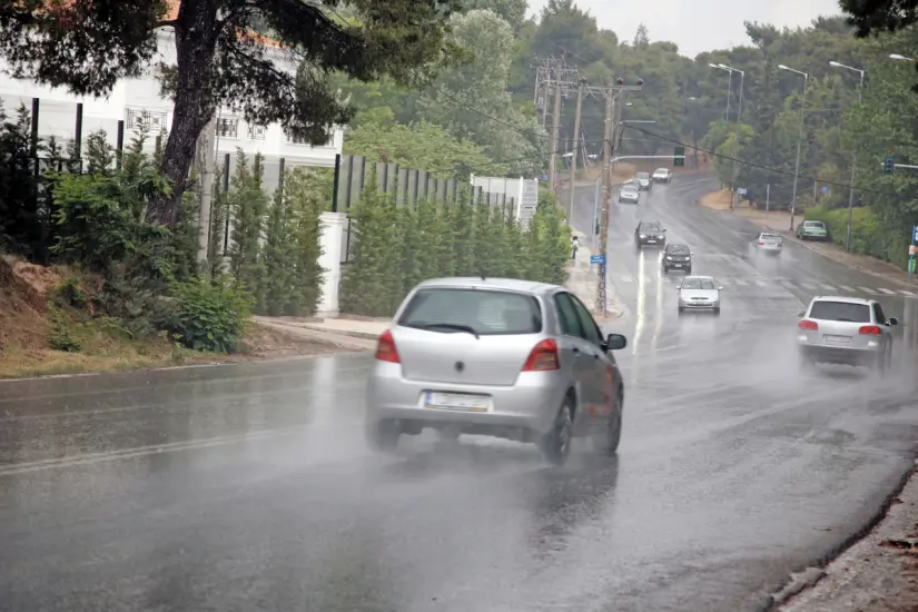 Proteger tu auto en temporada de lluvia es clave para evitar problemas mecánicos y garantizar tu seguridad en la carretera. Foto: Canva