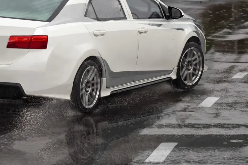 La lluvia puede afectar la conducción, por lo que es importante seguir ciertos consejos para mantener tu auto seguro. Foto: Canva
