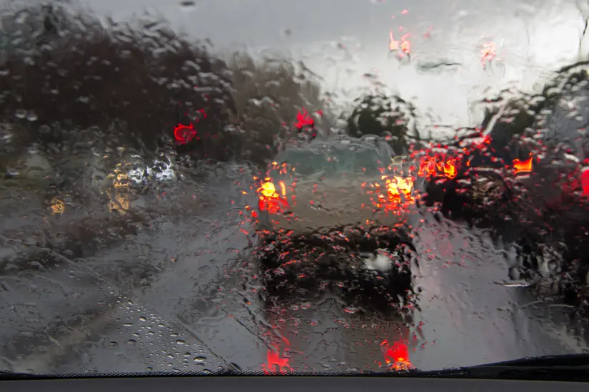 La temporada de lluvia requiere cuidados especiales para tu auto y asegurar su correcto funcionamiento durante condiciones adversas. Foto: Canva