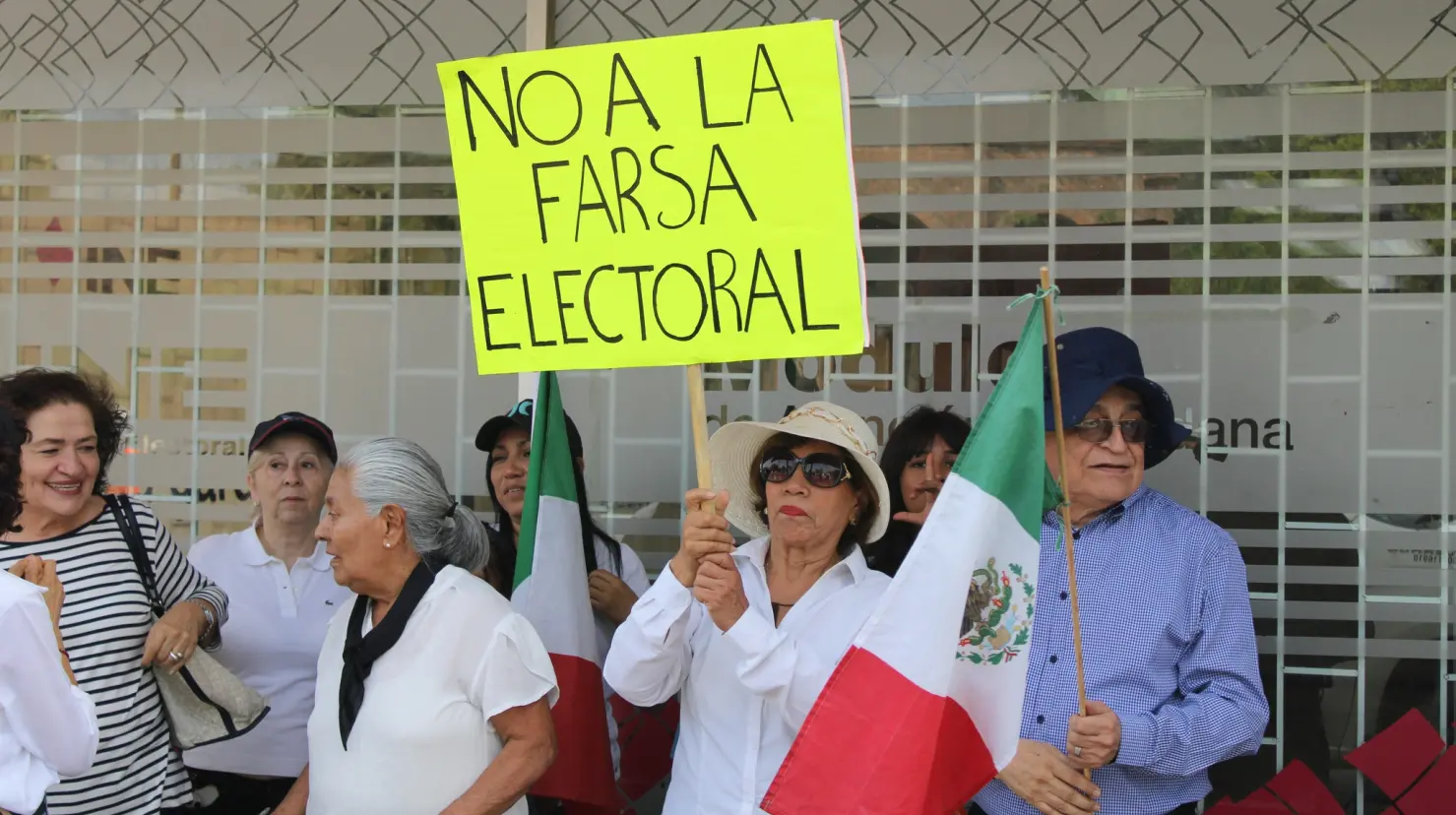 Manifestantes en Torreón contra la jornada electoral. Foto de Participación Ciudadana 29.