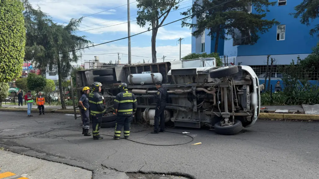 Volcadura de camioneta de carga en Álvaro Obregón de CDMX deja un herido leve