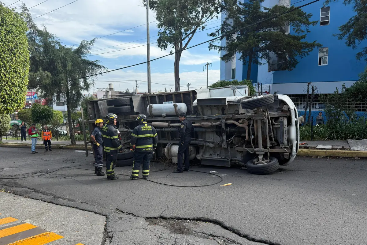 Volcadura de camioneta de carga en Álvaro Obregón de CDMX. Foto: Ramón Ramírez