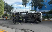 Volcadura de camioneta de carga en Álvaro Obregón de CDMX deja un herido leve