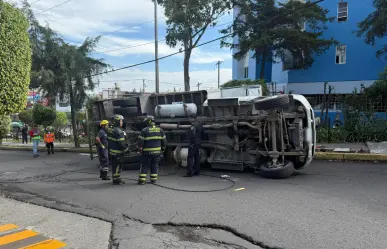 Volcadura de camioneta de carga en Álvaro Obregón de CDMX deja un herido leve