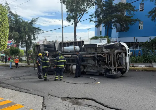 Volcadura de camioneta de carga en Álvaro Obregón de CDMX deja un herido leve