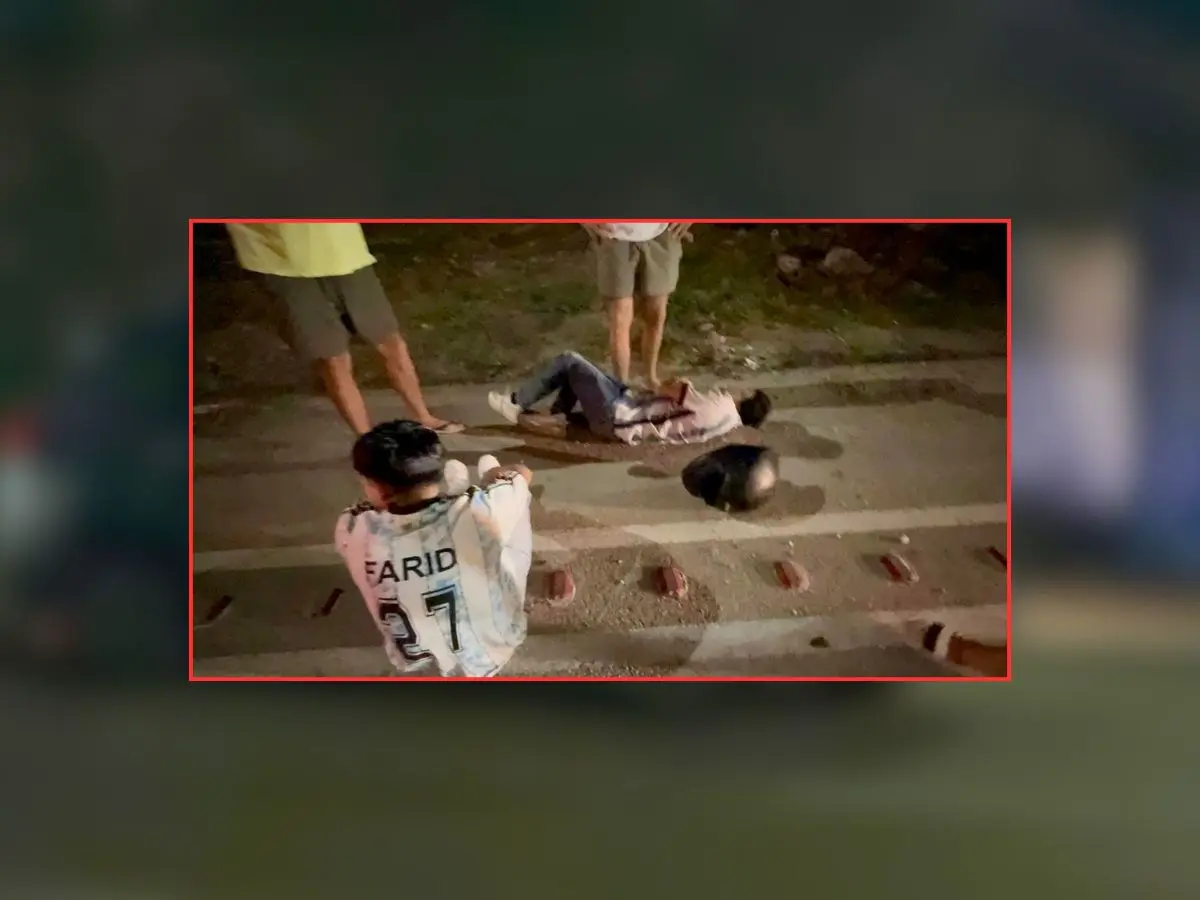 Dos jóvenes volvieron a vivir luego de sufrir un aparatoso accidente en la carretera Mérida-Progreso. Se supo que ambo, quienes estaban a bordo de una motocicleta, se dirigían al Foro GNP para un concierto.- Fuente Noticias & Más Mid