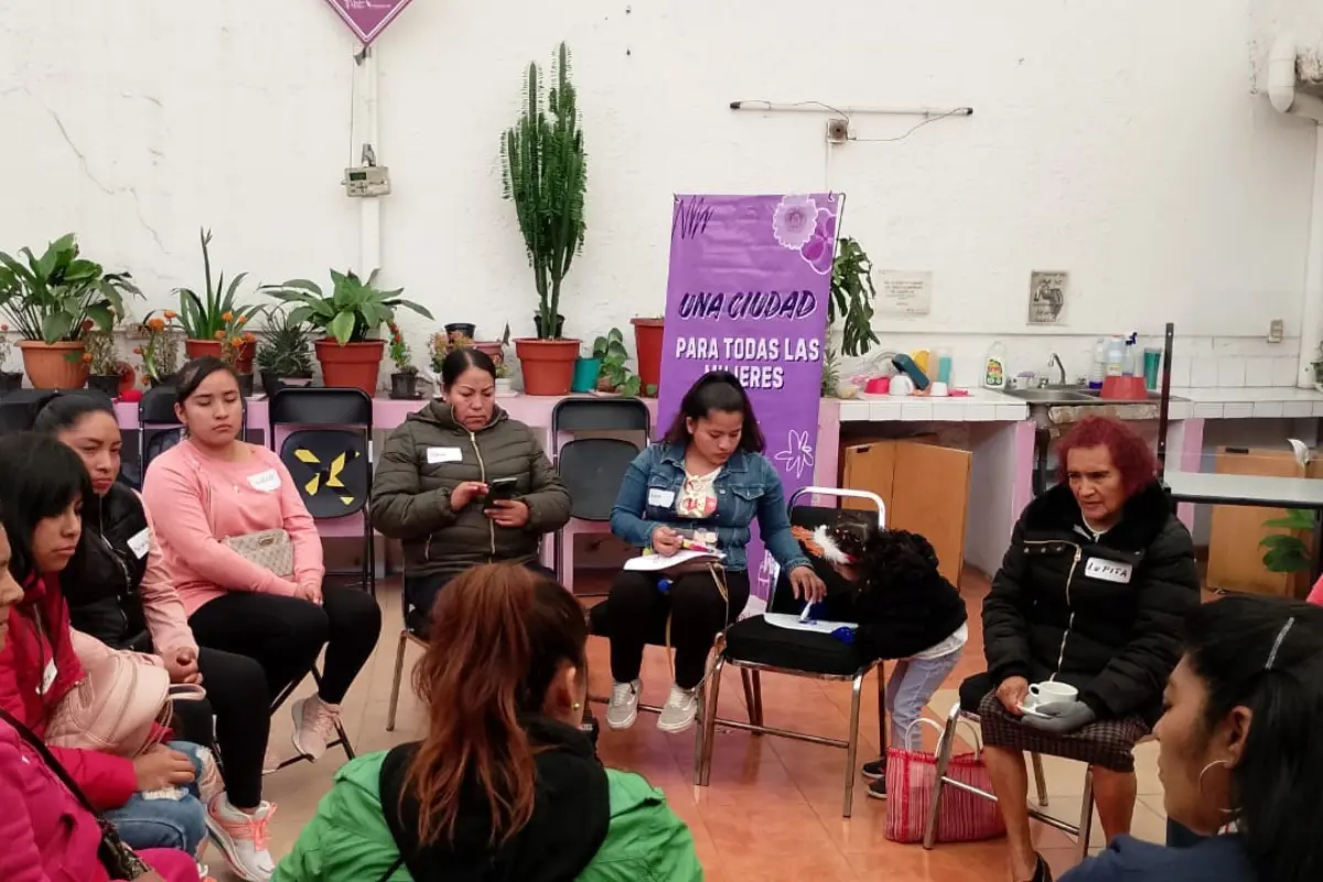 Mujeres en un taller de CDMX. Foto: X (@SeMujeresCDMX)