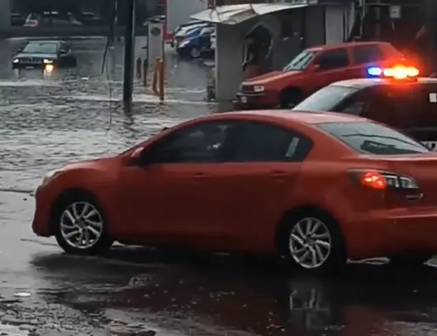 Avenida Morelos y Avenida Central son afectadas por fuertes lluvias este 1 de junio. Foto: Captura de pantalla.