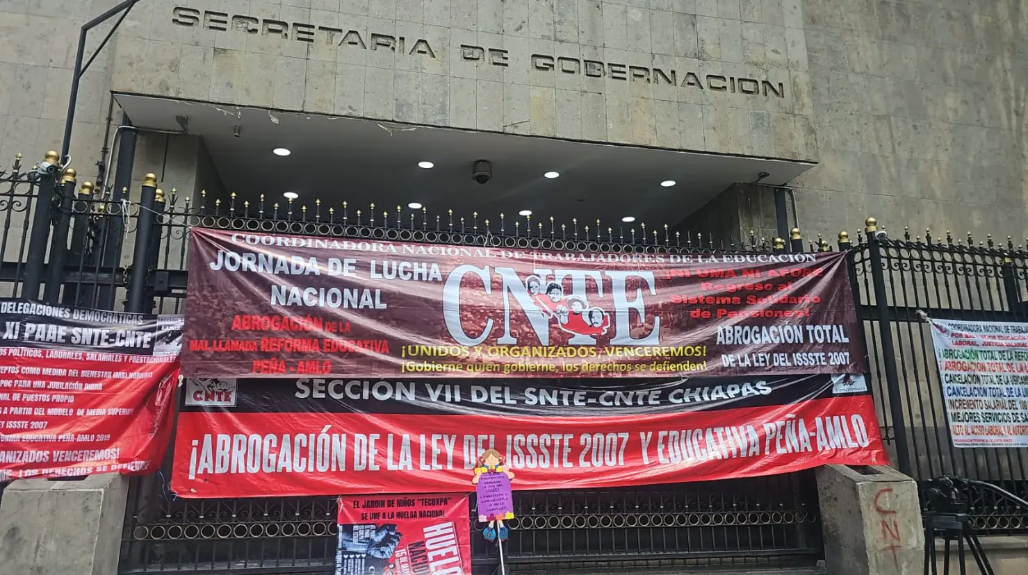 Lonas de la CNTE colgadas en las oficinas de la Secretaría de Gobernación en la CDMX. Foto: Luis Alfaro