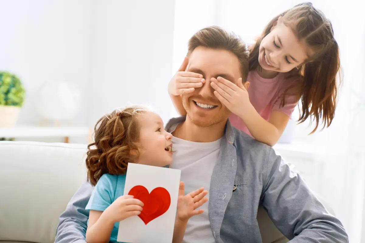 Encontrar el regalo ideal para el Día del Padre es posible sin gastar de más gracias a la inteligencia artificial. Foto: Canva