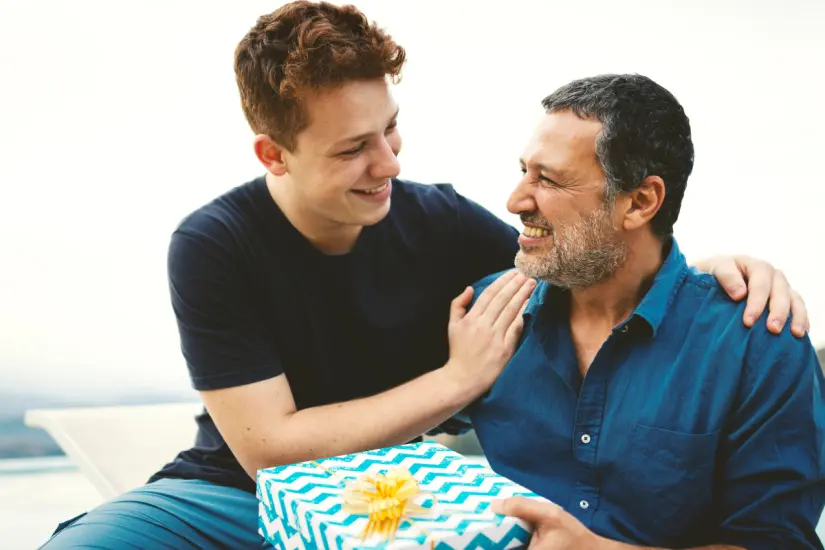 Sorprende a tu padre con obsequios únicos y económicos que demuestran tu amor sin salir de tu presupuesto. Foto: Canva