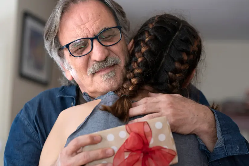 Encontrar el regalo ideal para el Día del Padre es posible sin gastar de más gracias a la inteligencia artificial. Foto: Canva