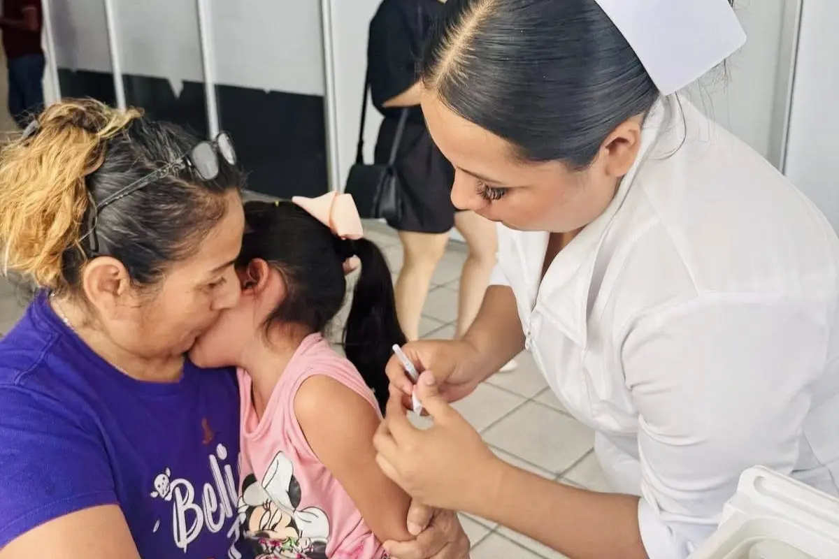 La Secretaría de Salud de Tamaulipas hace un llamado enérgico a la población para que acuda a la unidad de salud más cercana a solicitar la vacuna contra la tos ferina. Foto: Gobierno del Estado