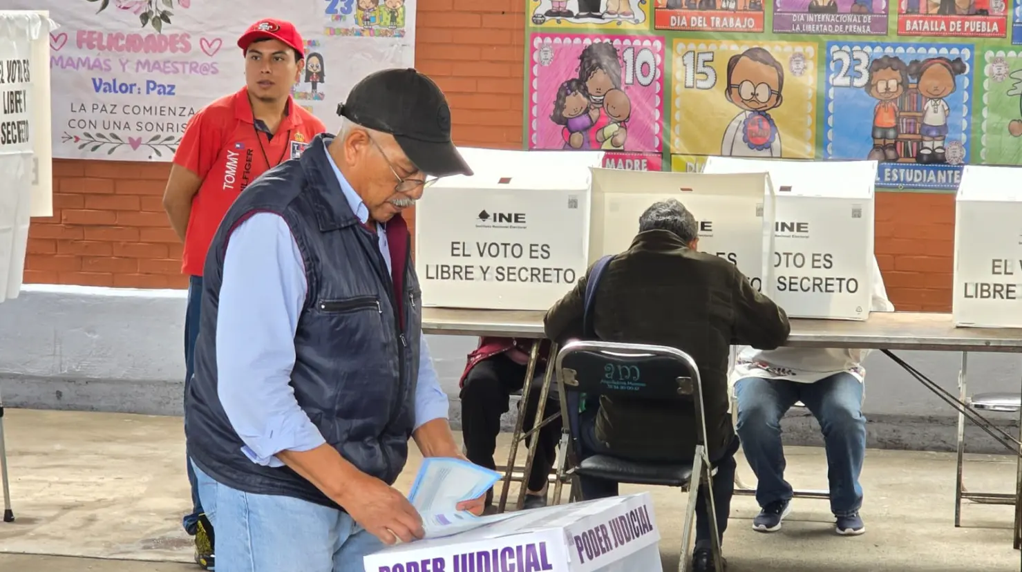 Persona votando en las Elecciones Judiciales en CDMX.    Foto: Mario Flores