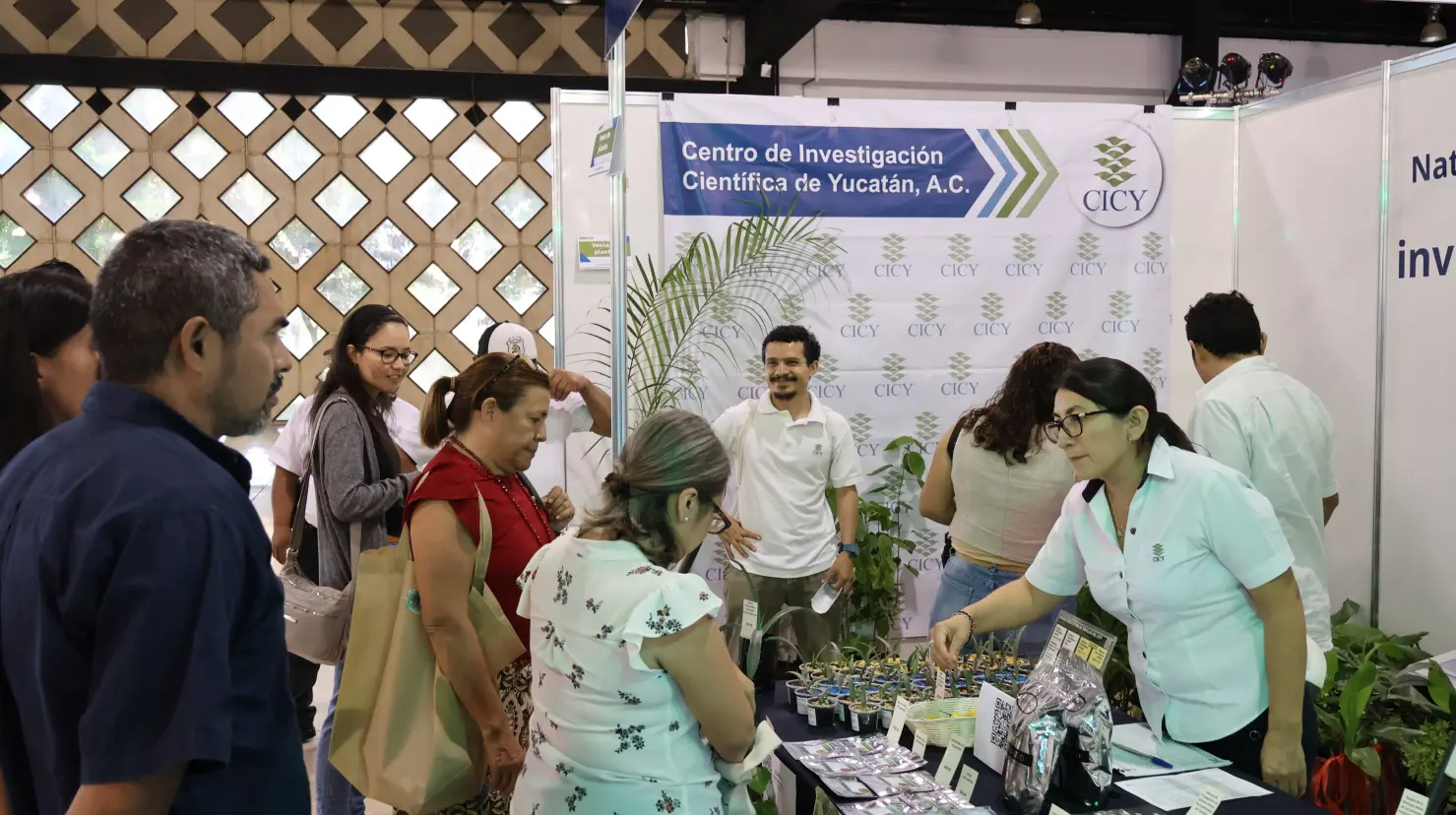 Miles de yucatecos visitaron durante tres días los pabellones instalados en el salón Ek Balam del Centro de Convenciones Siglo XXI para observar las iniciativas enfocadas en el cuidado del medio ambiente.- Fuente CANACO SERVYTUR Mérida