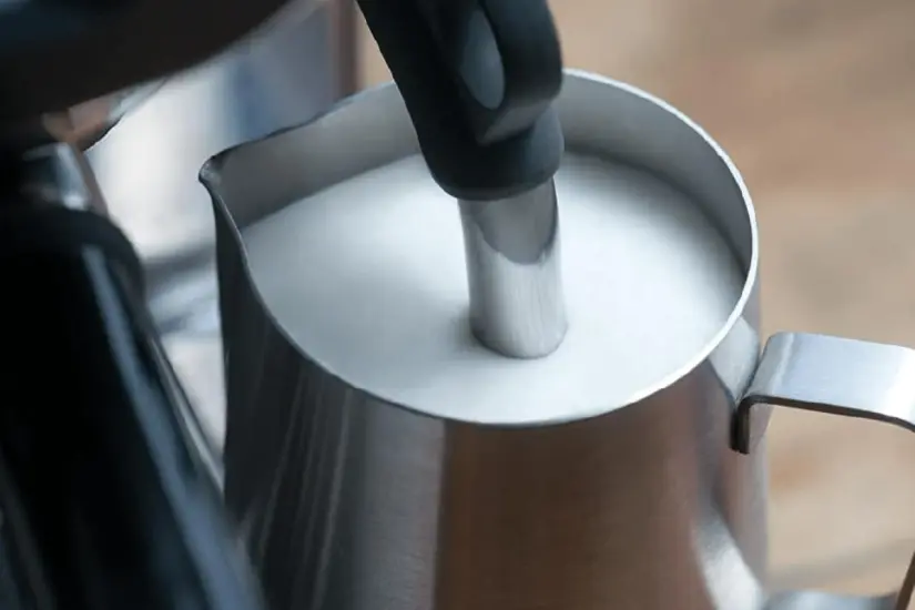 Durante el Hot Sale 2025, aprovecha el increíble descuento en la cafetera Breville Barista Pro y mejora tu experiencia de café. Foto: Canva