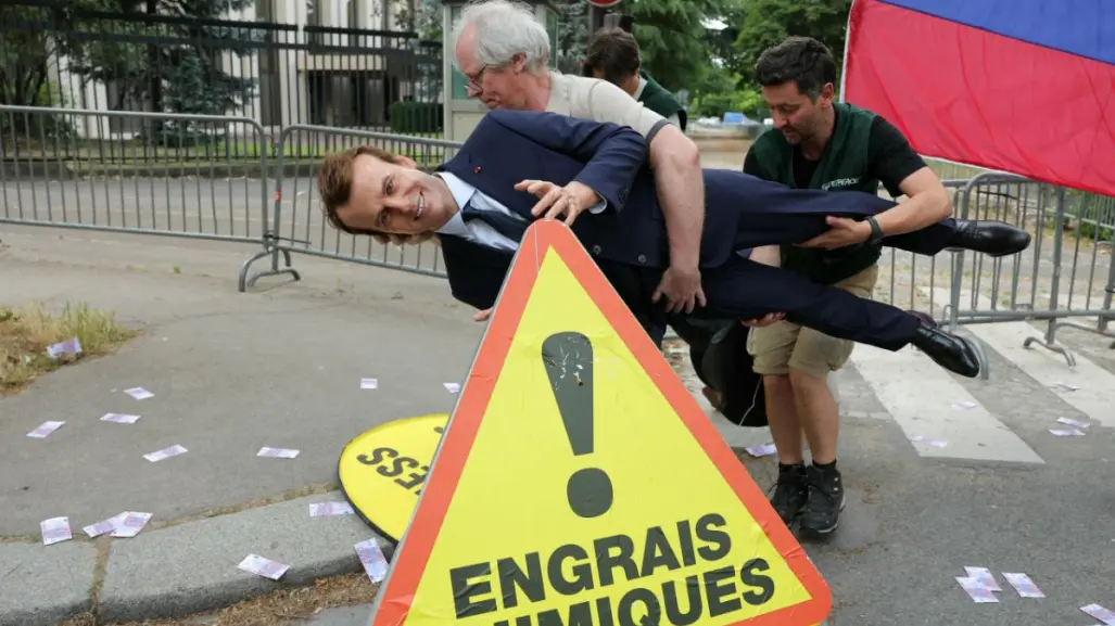 Roban figura de cera de Emmanuel Macron del museo Grévin en París