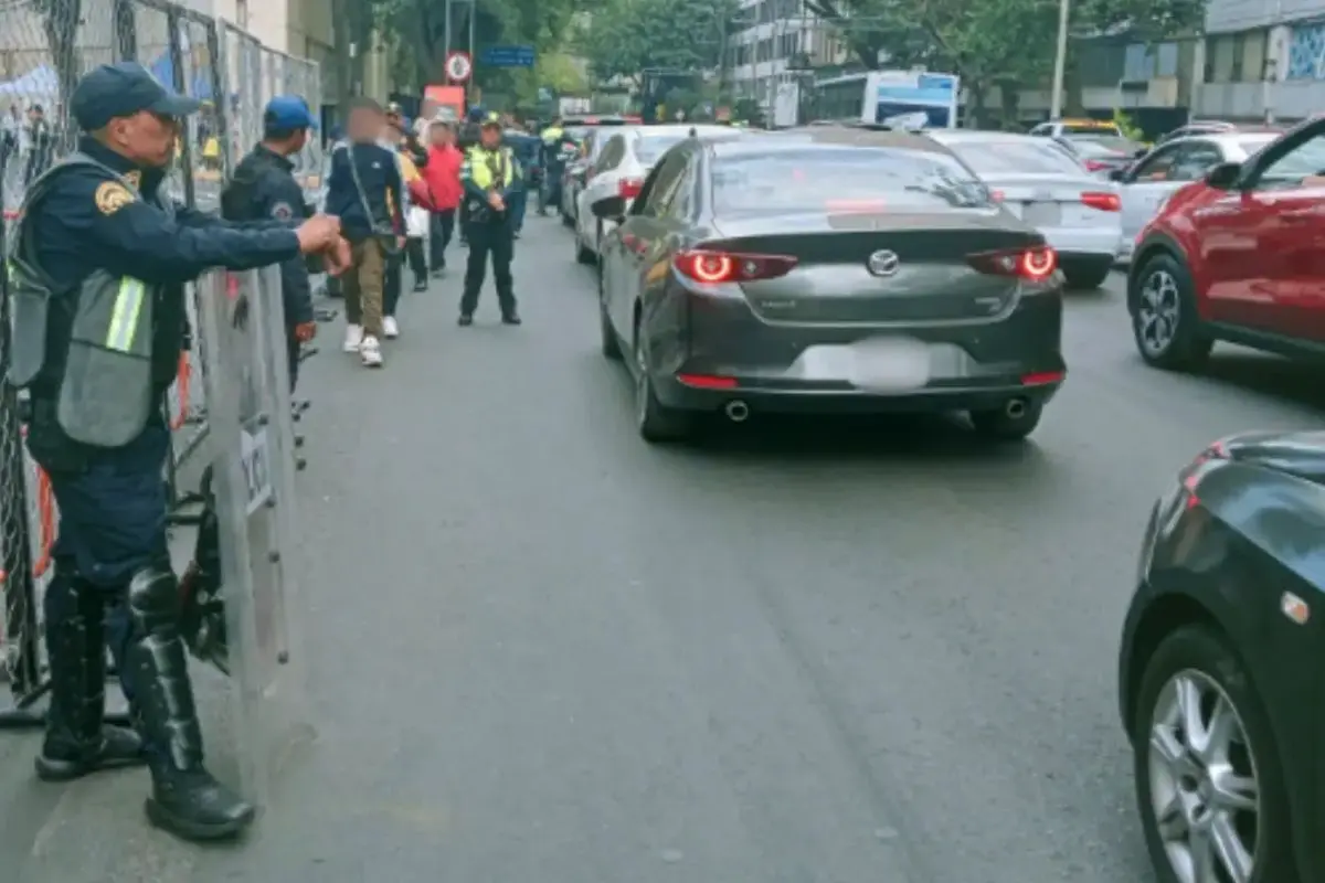 Policías de CDMX vigilando el tráfico en la CDMX. Foto: X (@OVIALCDMX)