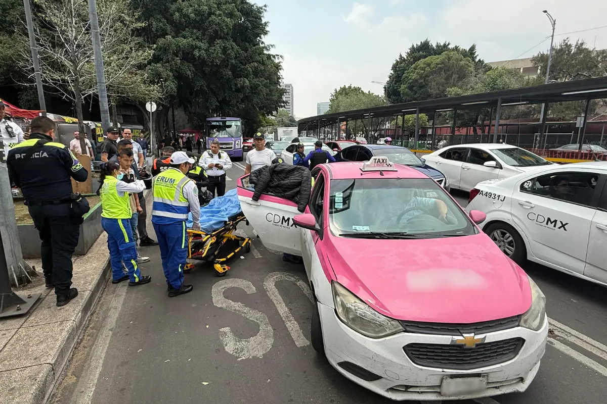 Paramédicos atendiendo a mujer que dio a luz en el Centro Histórico de CDMX. Foto: Ramón Ramírez