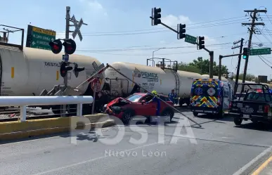 Choque entre camioneta y tren deja una mujer herida en San Nicolás de los Garza