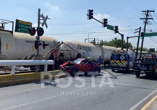 Choque entre camioneta y tren deja una mujer herida en San Nicolás de los Garza