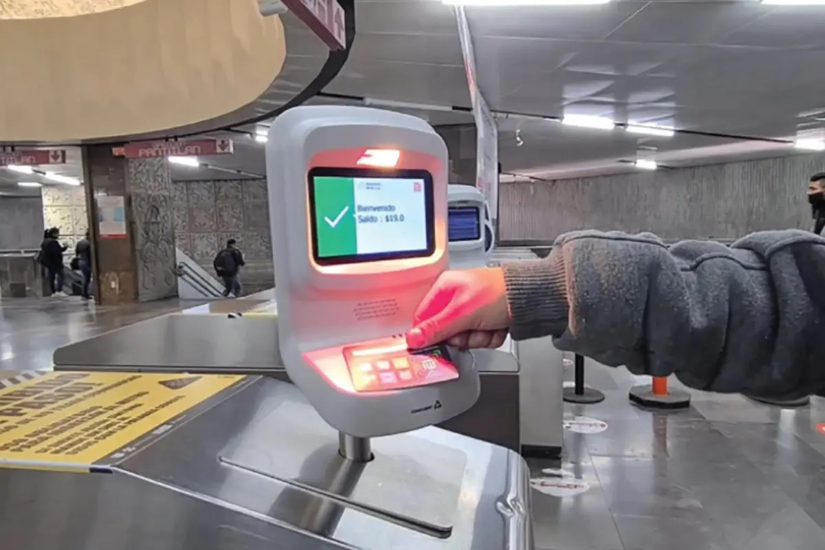 Persona pagando con la tarjeta MI en los torniquetes de entrada al Metro. Foto: X (@MetroCDMX)