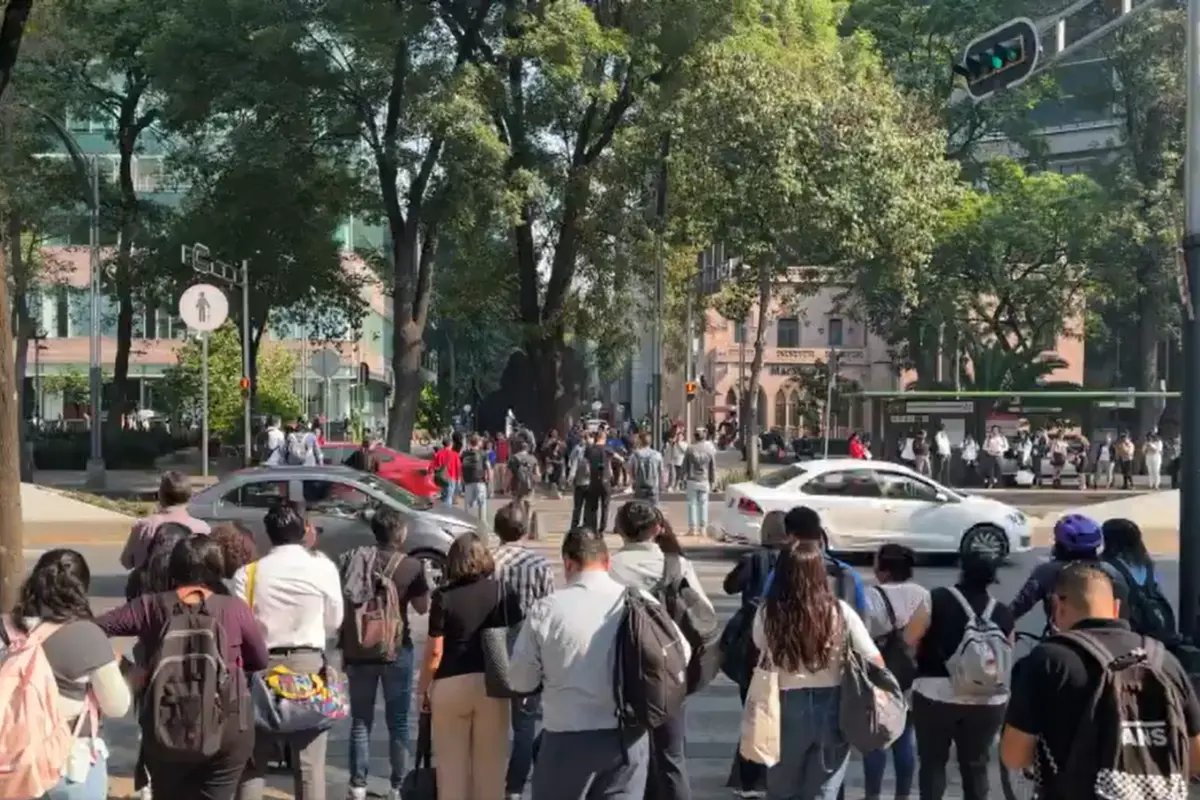 Peatones esperando cruzar la calle en CDMX. Foto: Captura de pantalla X (@javiermalagon)
