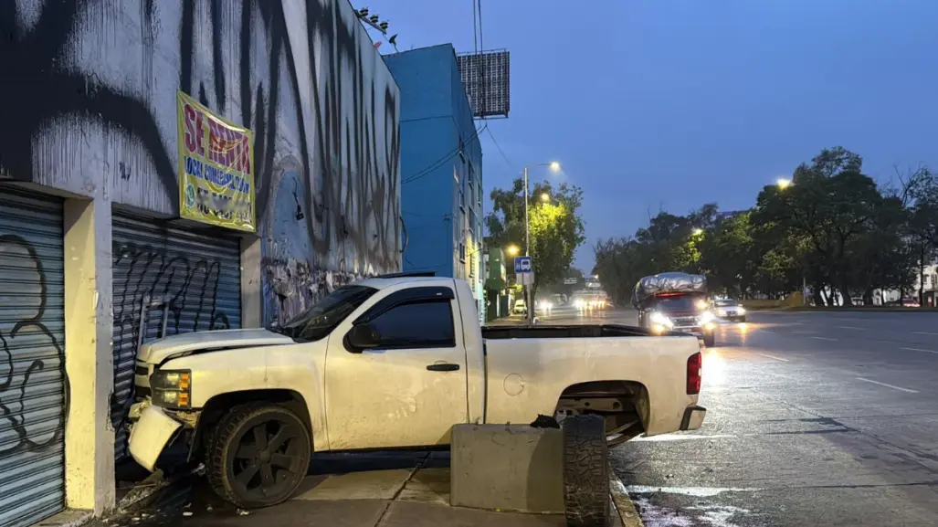 Conductor pierde el control y choca contra negocio en renta en CDMX