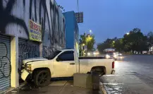 Conductor pierde el control y choca contra negocio en renta en CDMX