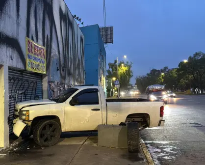 Conductor pierde el control y choca contra negocio en renta en CDMX