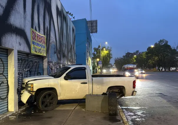 Conductor pierde el control y choca contra negocio en renta en CDMX