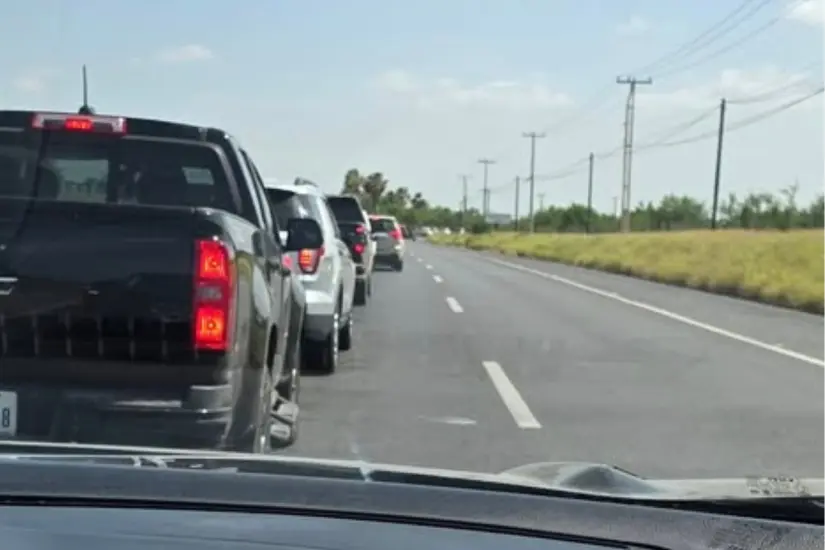 Fila en el puente Anzalduas | Foto: FB