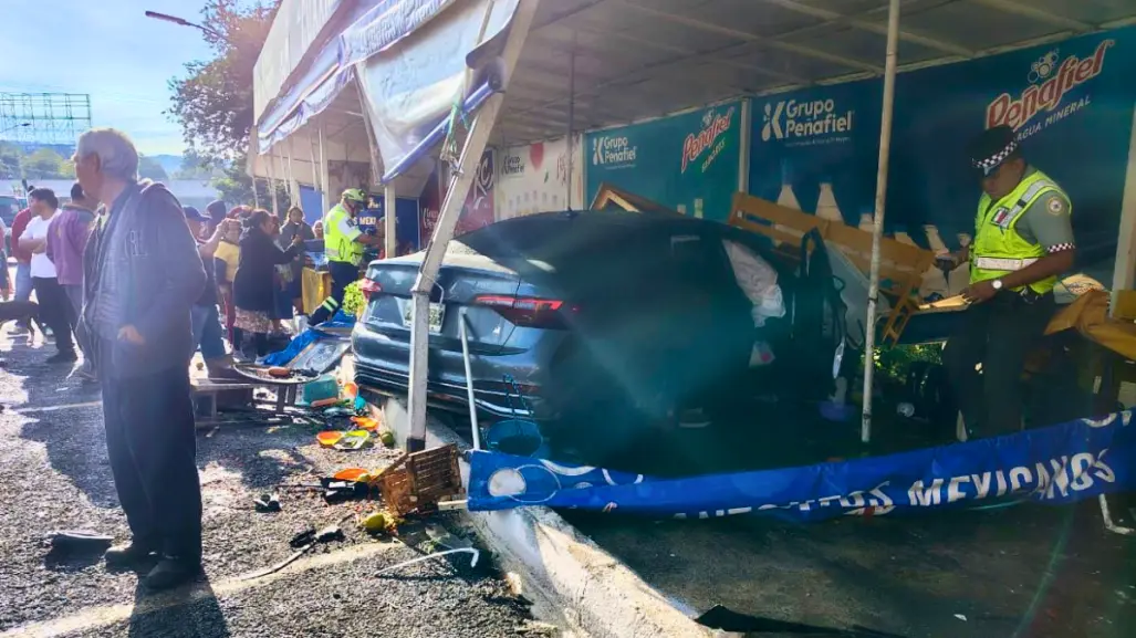 Conductor ocasiona colisión múltiple contra puestos de quesadillas en Coajumulco